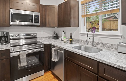 Ashford Cabine | Forest Cabin Near Mt. Rainier Ntl. Park Entrance w/ Hottub-AC-WiFi-Fenced Yard