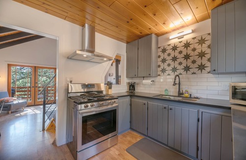 Fawnskin Maison | Forest Escape - Situated on the quiet side of the lake, nicely decorated contemporary cabin!