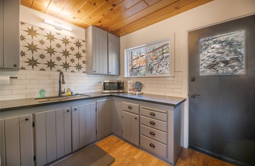 Fawnskin Maison | Forest Escape - Situated on the quiet side of the lake, nicely decorated contemporary cabin!