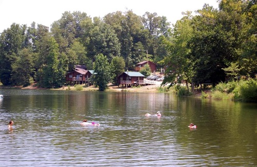 Advance Station Balnéaire | Forest Lake Camping Resort Lakefront Cabin 8