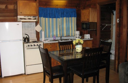 Advance Station Balnéaire | Forest Lake Camping Resort Lakefront Cabin 8