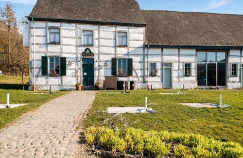 Awenne Maison | Forestside Escape for 15 Guests