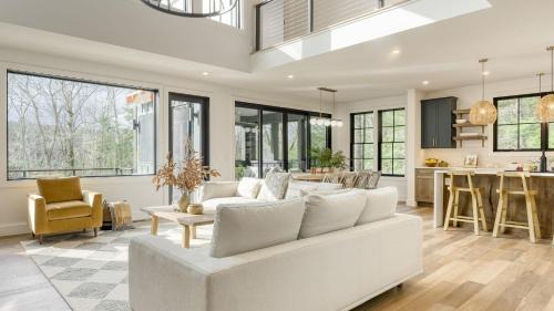 Monterey Maison | Forget-Me-Not by AvantStay Bold Lakefront Escape