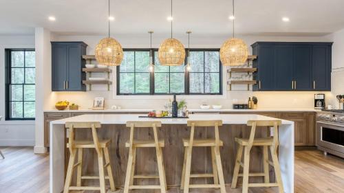 Monterey Maison | Forget-Me-Not by AvantStay Bold Lakefront Escape