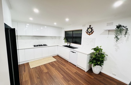 Keilor Downs Maison | Forget Your Worries in This Spacious and Serene Space