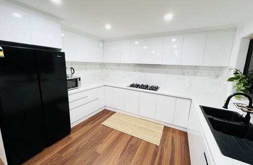 Keilor Downs Maison | Forget Your Worries in This Spacious and Serene Space