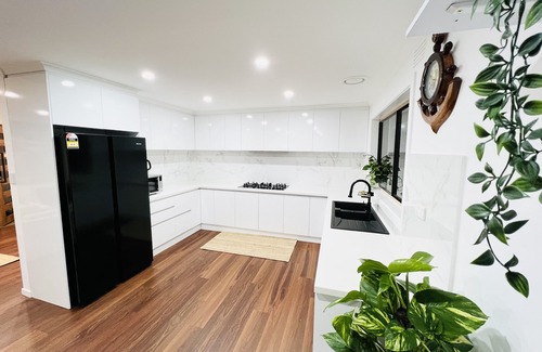Keilor Downs Maison | Forget Your Worries in This Spacious and Serene Space