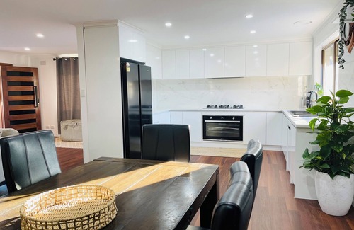 Keilor Downs Maison | Forget Your Worries in This Spacious and Serene Space