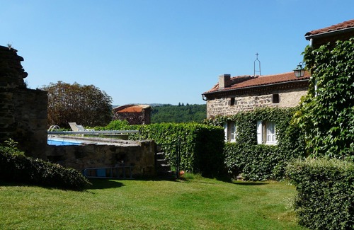 Chalus Maison | Ancien prieuré avec jardin, situé au-dessus du village