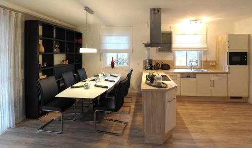 Fuhlendorf Maison | Forsthaus, exclusives 5-Sterne Reetdachhaus für 6 Personen in Fuhlendorf