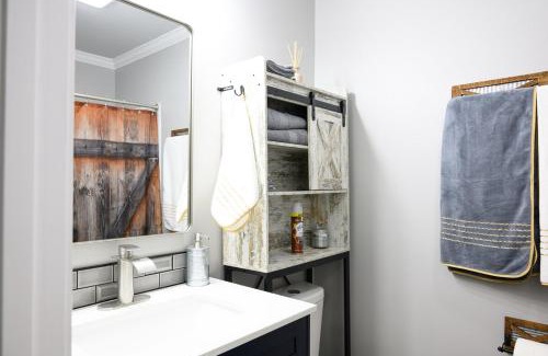 West Columbia Appartement | Fort Jackson Grad & USC Stay 2BR Parking Smart Kitchen, Concierge Guide