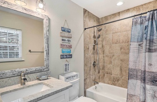 Fort White Cabine | NEW! Fort White Getaway w/ Pool + Mountain Bikes!
