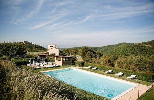 Gualdo Cattaneo Appartement | Forte Sorgnano avec château, appartements, restaurant, région relax et ferme!