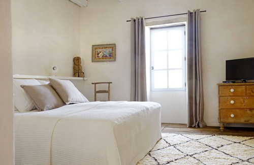 Montcuq Maison | Maison Forte, chambres, calme et vue en Quercy Blanc