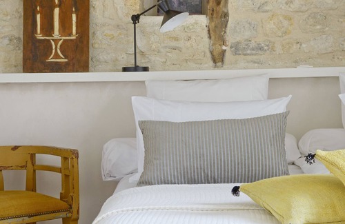 Montcuq Maison | Maison Forte, chambres, calme et vue en Quercy Blanc