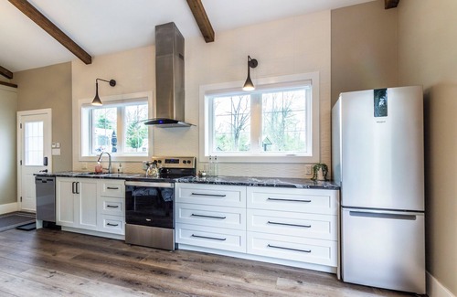 Normandale Maison | ForTwo guest house a place to relax, enjoy nature, beaches, trails, wineries.