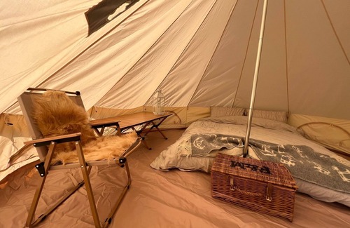 Moreton-in-Marsh Location De VR | Fossewold Camping Bell Tent 2 of 4