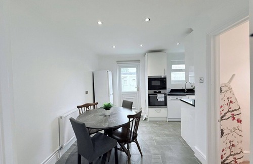 Heath Maison | Fountain House-Sleeps 5-Central Dagenham-Parking