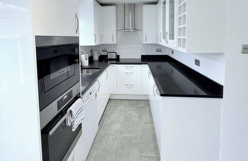 Heath Maison | Fountain House-Sleeps 5-Central Dagenham-Parking