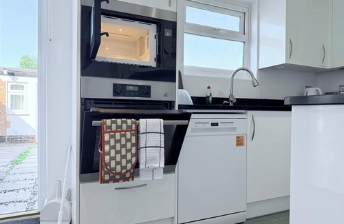 Heath Maison | Fountain House-Sleeps 5-Central Dagenham-Parking
