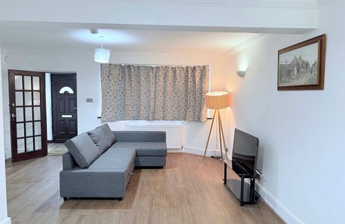 Heath Maison | Fountain House-Sleeps 5-Central Dagenham-Parking