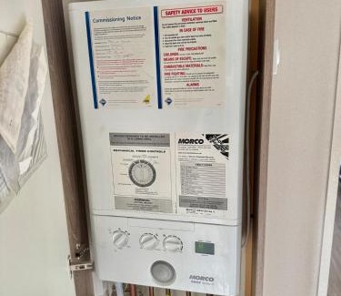 Glasgow Appartement | Four-bed Delta Caravan, Uddingston, Glasgow Located in Uddingston, Glasgow at Maryville Caravan Site