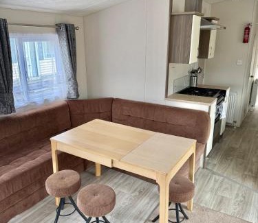 Glasgow Appartement | Four-bed Delta Caravan, Uddingston, Glasgow Located in Uddingston, Glasgow at Maryville Caravan Site