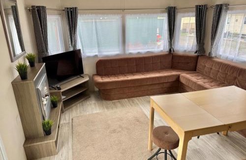Glasgow Appartement | Four-bed Delta Caravan, Uddingston, Glasgow Located in Uddingston, Glasgow at Maryville Caravan Site
