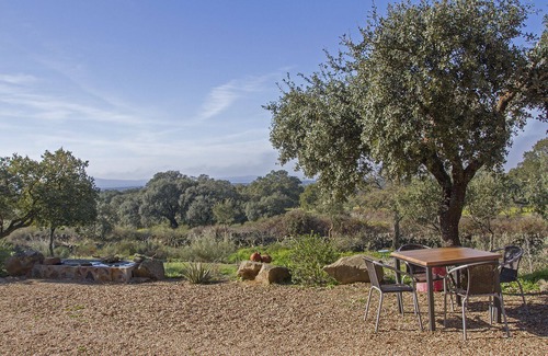 Arroyomolinos de Montanchez Maison | Bungalow pour quatre personnes dans la campagne espagnole, unique pour les amoureux de la nature.
