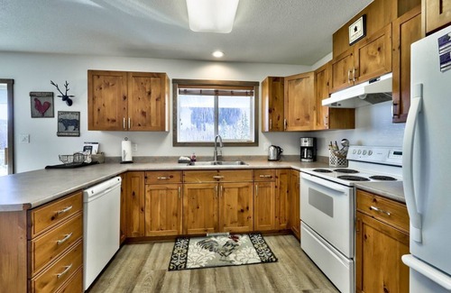 Sunburst Estates Maison | Ski in / Ski Out to Sunburst Chair ~ Paradise All Around You