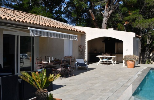 Montauriol Villa | Fourques: Villa Climatisée avec piscine privée chauffée grand jardin
