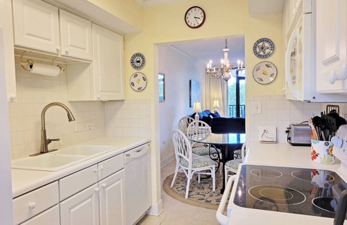North Litchfield Beach Copropriété | Fourth Floor Condo Across from Beach Access, Balcony, Pool, Grill Area, Elevator