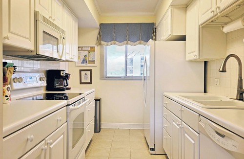 North Litchfield Beach Copropriété | Fourth Floor Condo Across from Beach Access, Balcony, Pool, Grill Area, Elevator