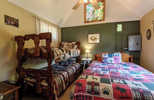 Eagle Bay Cabine | Fourth Lake Getaway Lodges ~ Waterfront 4-Plex ~ Daybreak Lodge