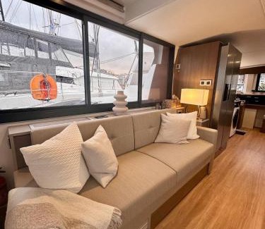 La Llotja-Born Location De Bateaux | Fox Bali