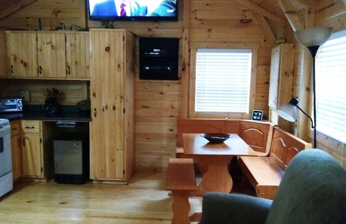 Coffeeville Cabine | Fox Hunting, Crappie Fishing Getaway