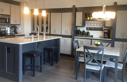 Fox Island Appartement | FOX LODGE - RELAX. REFRESH. RESTORE. (1 bdrm., pool, hot tub, & view!)