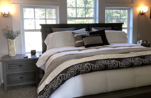 Fox Island Appartement | FOX LODGE - RELAX. REFRESH. RESTORE. (1 bdrm., pool, hot tub, & view!)