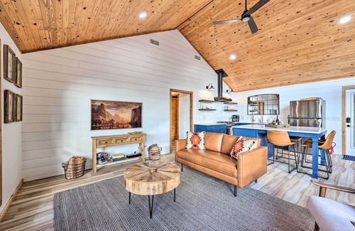 Rogers Cabine | 'Foxtail' Cabin Retreat: Steps to Beaver Lake!
