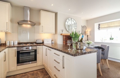 Ripley Maison | FOXY COTTAGE, family friendly, with a garden in Ripley