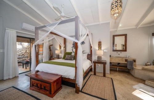 Marloth Park Cabine | Foxy Crocodile Bush Lodge & Kruger Safari's - No Loadshedding