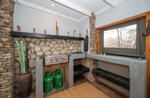Marloth Park Cabine | Foxy Crocodile Bush Lodge & Kruger Safari's - No Loadshedding