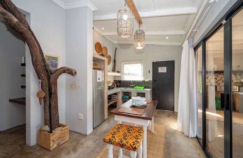 Marloth Park Cabine | Foxy Crocodile Bush Lodge & Kruger Safari's - No Loadshedding