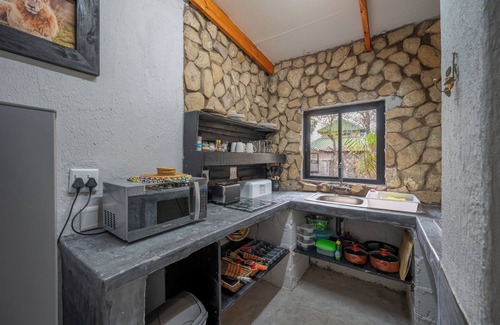 Marloth Park Cabine | Foxy Crocodile Bush Lodge & Kruger Safari's - No Loadshedding