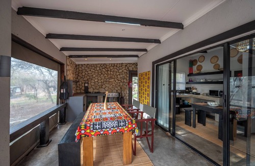 Marloth Park Cabine | Foxy Crocodile Bush Lodge & Kruger Safari's - No Loadshedding