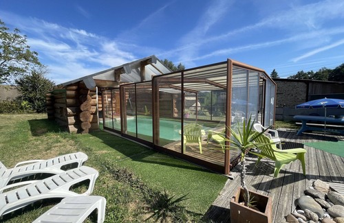 Camps-Saint-Mathurin-Leobazel Maison | Maison de vacances "Les Fourniols" avec jardin privé et piscine intérieure partagée