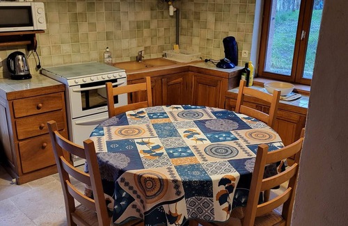 Rosnay Cottage | Gîte familial au cœur du parc de La Brenne avec étang privé, cheminée, Wi-Fi et animaux acceptés