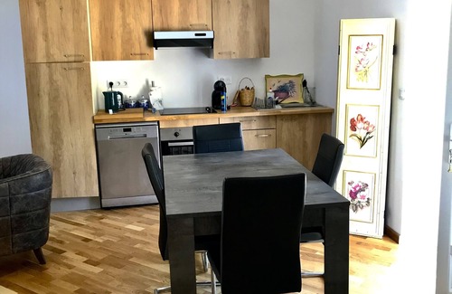 Javerlhac-et-la-Chapelle-St-Robert Maison | La Libellule is a one bedroom barn with a sofa bed in the lounge