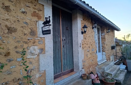 Javerlhac-et-la-Chapelle-St-Robert Cottage | J'oie' de vivre-gite confortable une chambre, intimité, vues, chiens acceptés.
