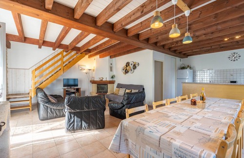 La Gripperie-Saint-Symphorien Maison | Petite maison 'Gite De Groupe Piscine Intérieur' avec terrasse privée, jardin privé et Wi-Fi